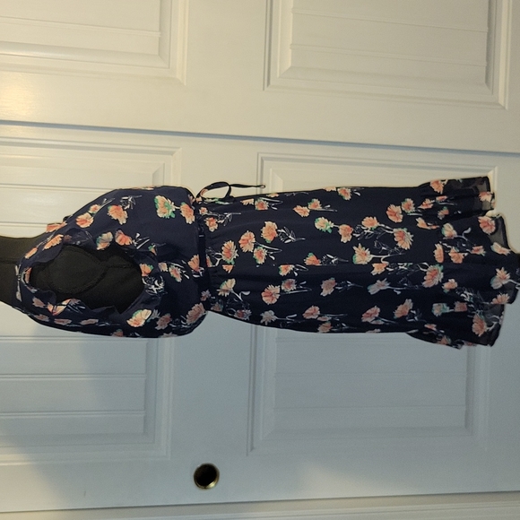 🌺 Adorable Floral Dress - Picture 7 of 12